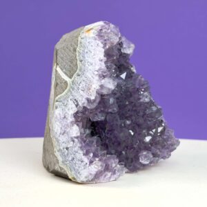 Ametyst grotte er en anti-stress-sten og søvnsten. Den hjælper med at mindre tankemylder og skabe ro.