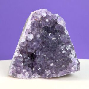 Ametyst grotte er en anti-stress-sten og søvnsten. Den hjælper med at mindre tankemylder og skabe ro.
