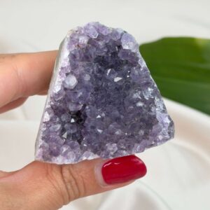 Ametyst grotte er en anti-stress-sten og søvnsten. Den hjælper med at mindre tankemylder og skabe ro.
