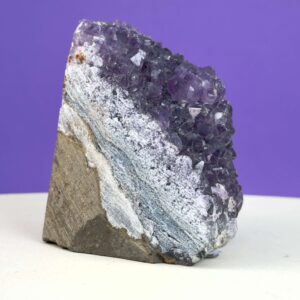 Ametyst grotte er en anti-stress-sten og søvnsten. Den hjælper med at mindre tankemylder og skabe ro.