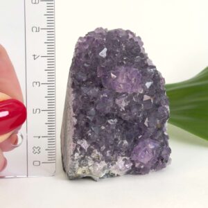 Ametyst grotte er en anti-stress-sten og søvnsten. Den hjælper med at mindre tankemylder og skabe ro.