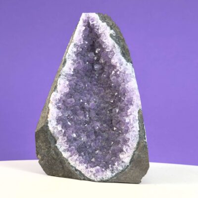 Ametyst grotte er en anti-stress-sten og søvnsten. Den hjælper med at mindre tankemylder og skabe ro.