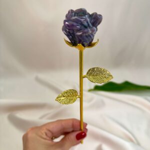 Stor Ametyst Rose med Guldfarvet stilk krystal sten i hånd