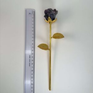 Stor Ametyst Rose med Guldfarvet stilk krystal sten ved siden af lineal