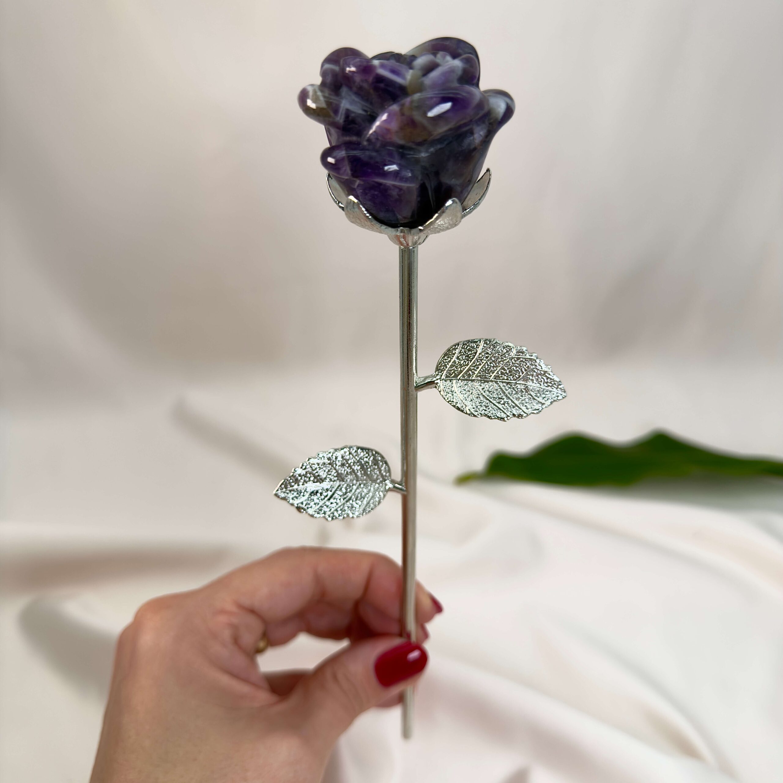 Stor Ametyst Rose med sølvfarvet stilk krystal sten i hånd