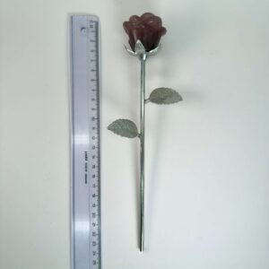 Stor Ametyst Rose med sølvfarvet stilk krystal sten ved siden af lineal