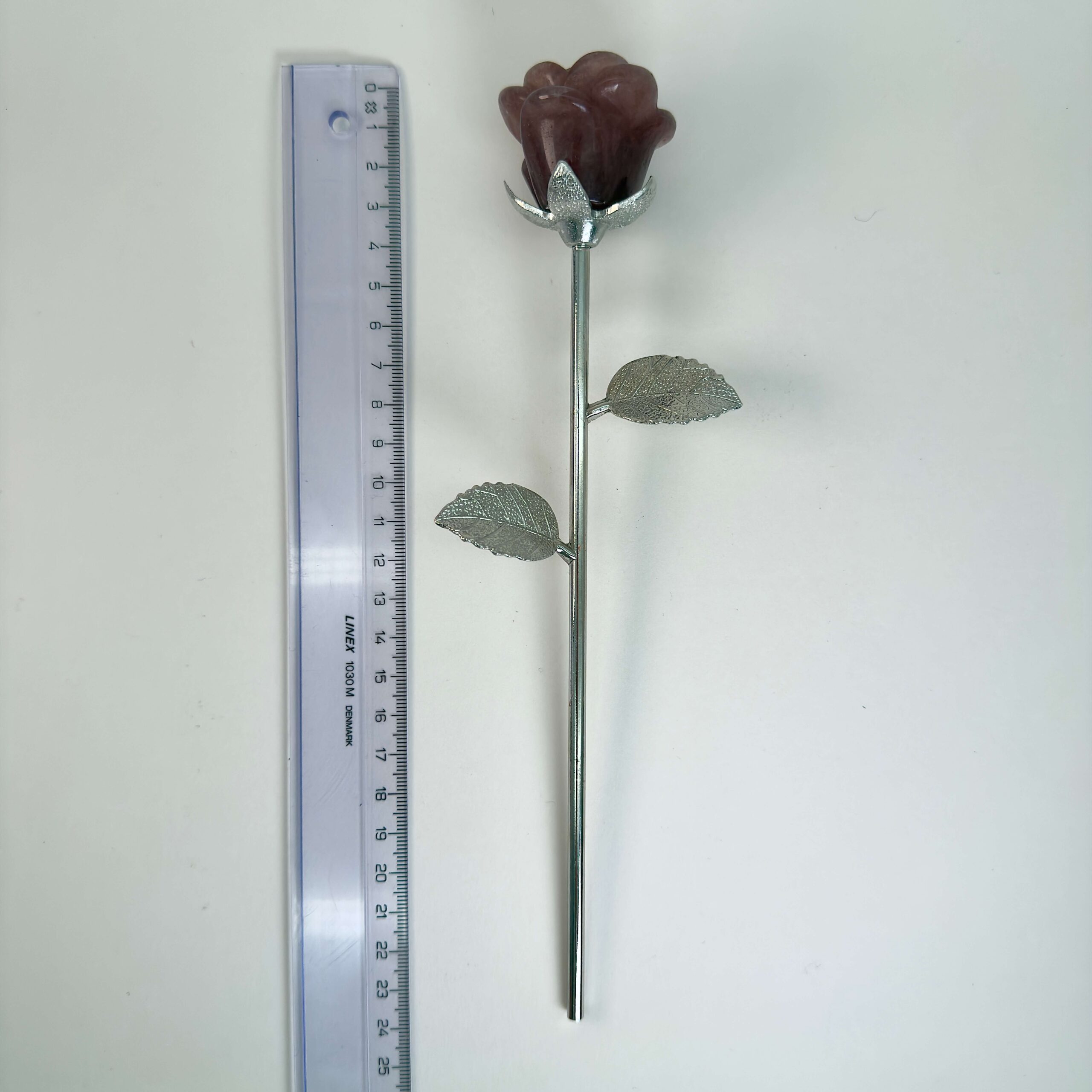 Stor Ametyst Rose med sølvfarvet stilk krystal sten ved siden af lineal