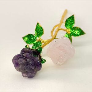 Ametyst og rosakvarts dobbelt rose med guldfarvet stilk krystal sten front