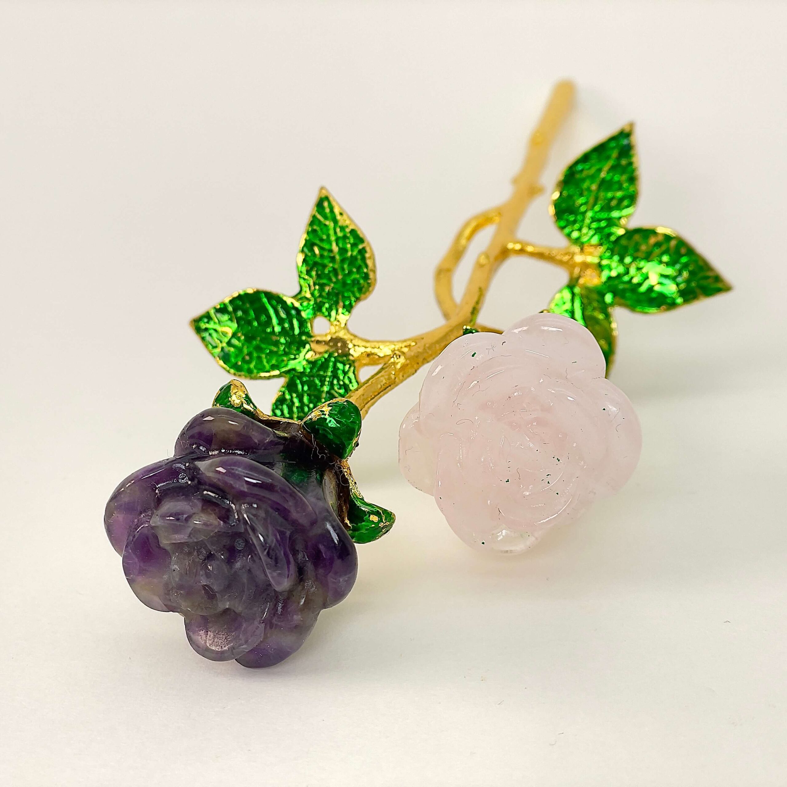 Ametyst og rosakvarts dobbelt rose med guldfarvet stilk krystal sten front