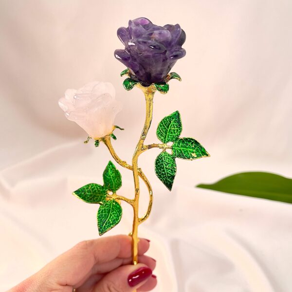 Ametyst og rosakvarts dobbelt rose med guldfarvet stilk krystal sten i hånd