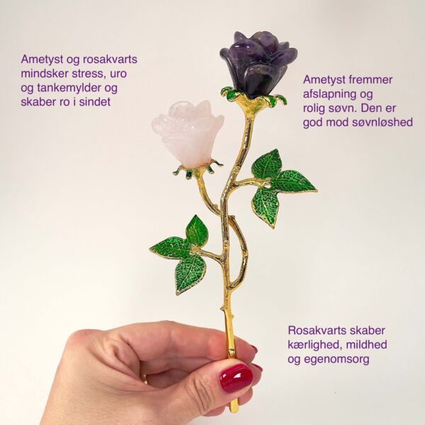 Ametyst og rosakvarts dobbelt rose med guldfarvet stilk krystal sten i hånd med tags
