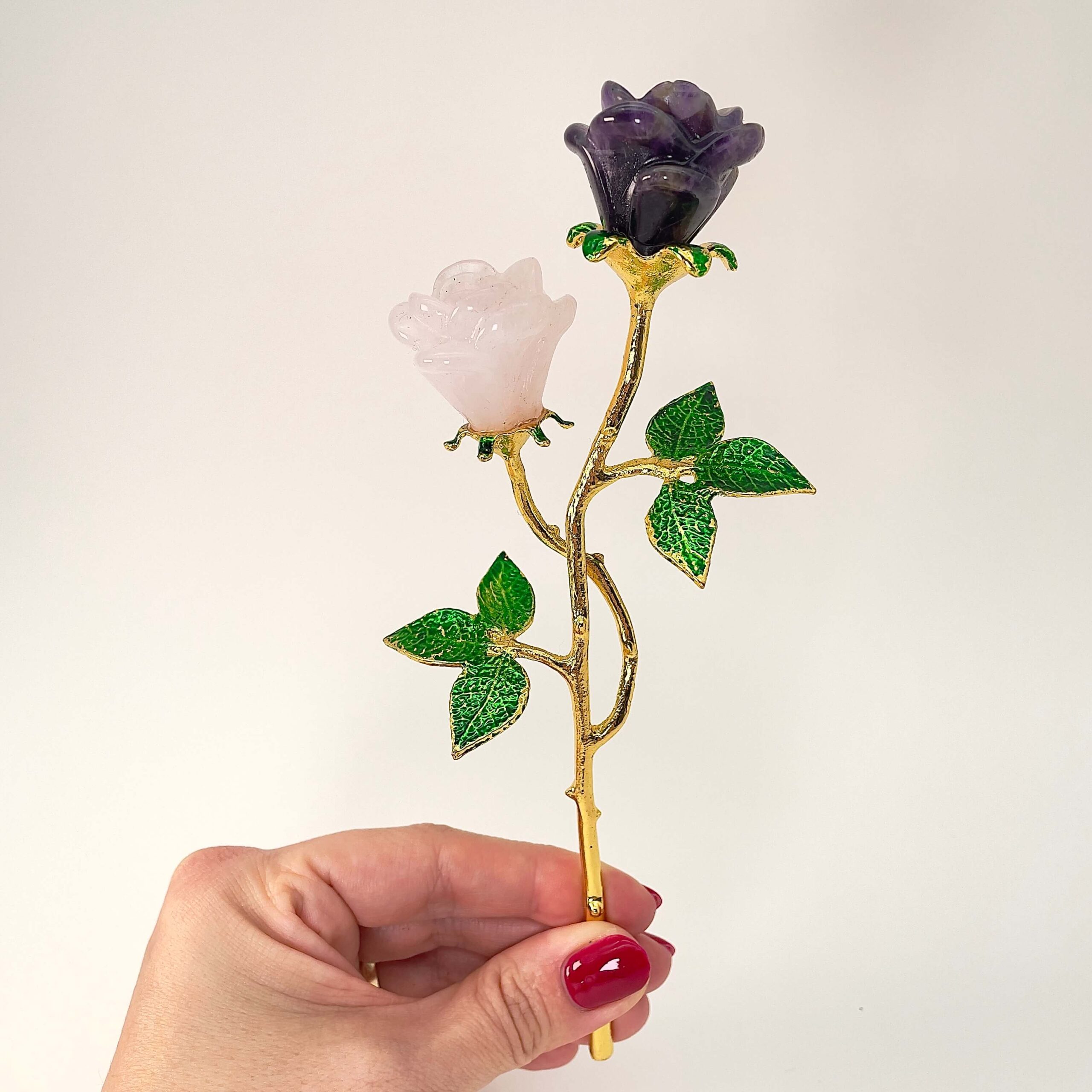 Ametyst og rosakvarts dobbelt rose med guldfarvet stilk krystal sten i hånd