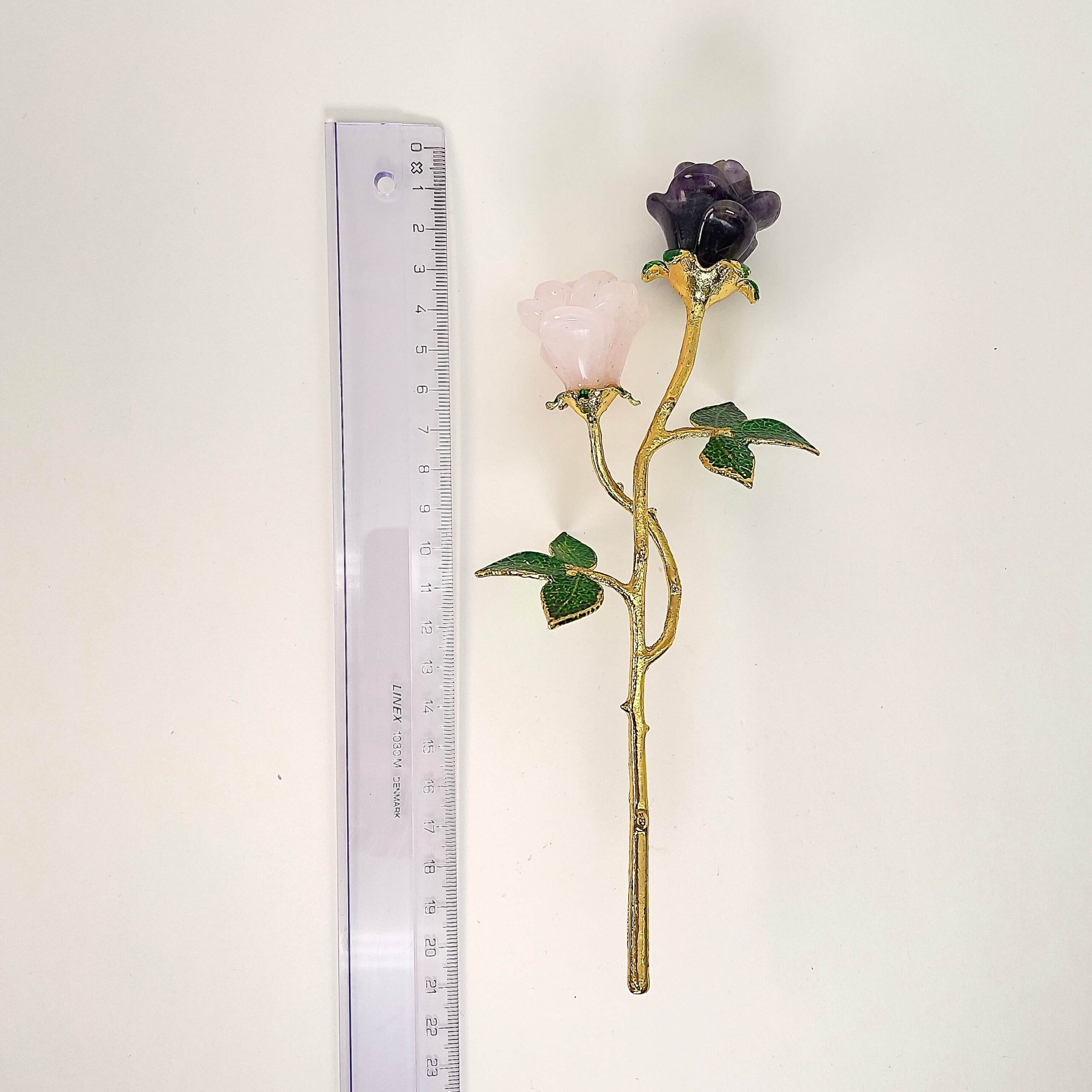 Ametyst og rosakvarts dobbelt rose med guldfarvet stilk krystal sten ved siden af lineal