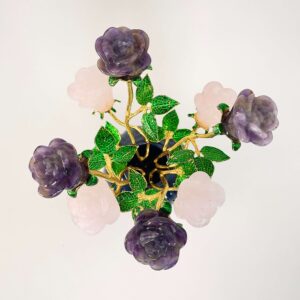 Ametyst og rosakvarts dobbelt rose med guldfarvet stilk krystal sten i vase oppefra