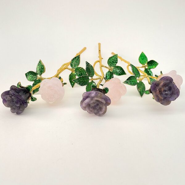 Ametyst og rosakvarts dobbelt rose med guldfarvet stilk krystal sten front