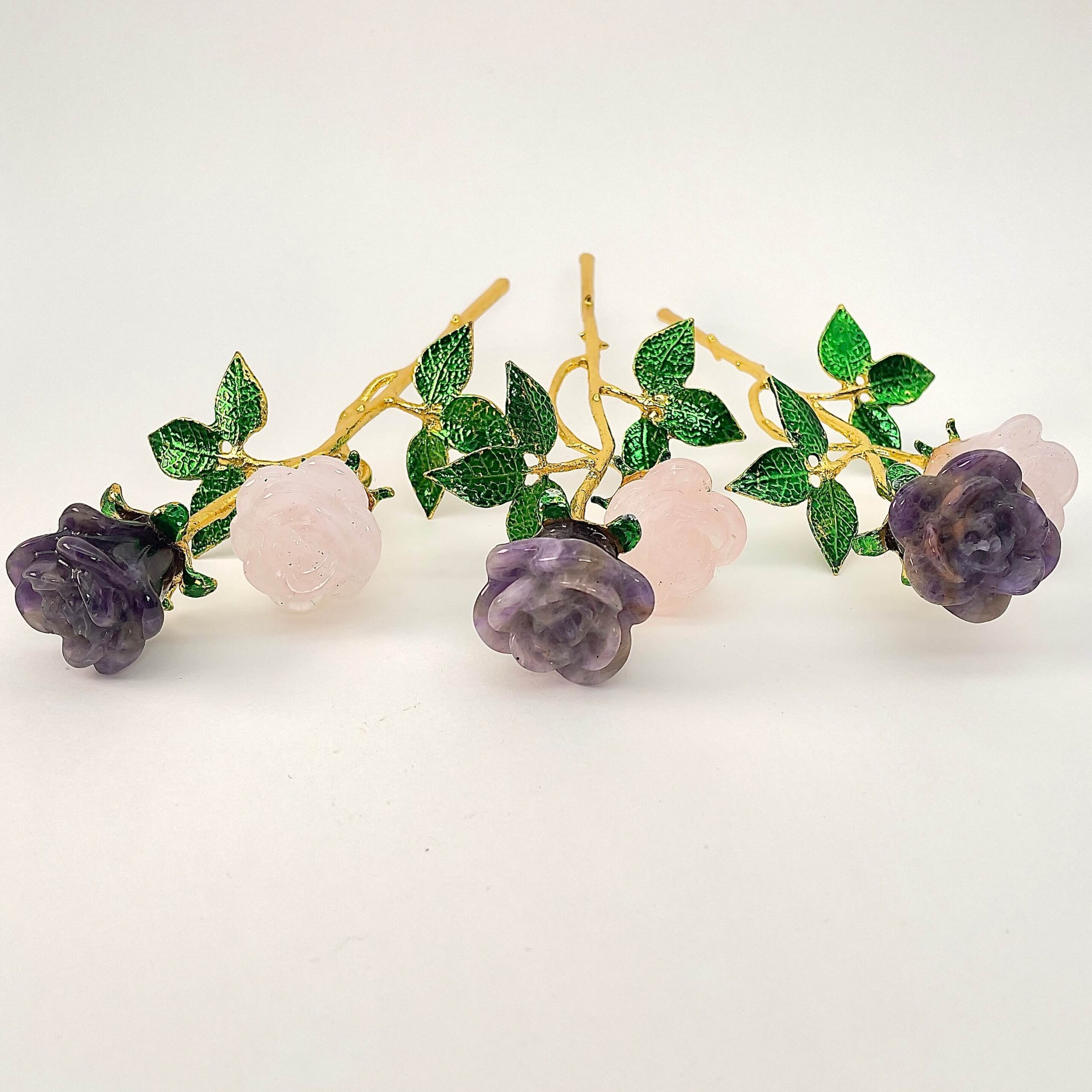 Ametyst og rosakvarts dobbelt rose med guldfarvet stilk krystal sten front