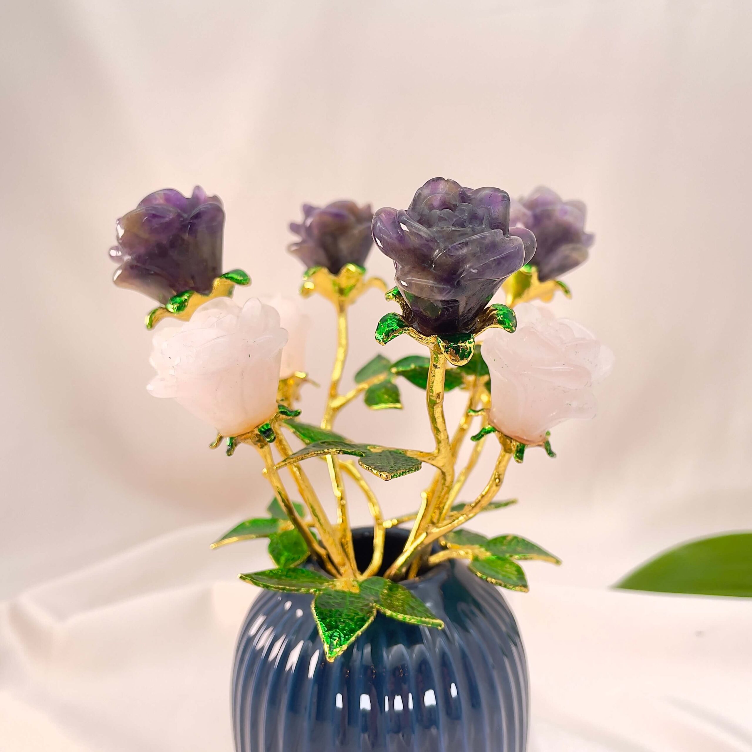 Ametyst og rosakvarts dobbelt rose med guldfarvet stilk krystal sten i vase