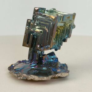 Bismut Rå Krystal Sten på hvid baggrund