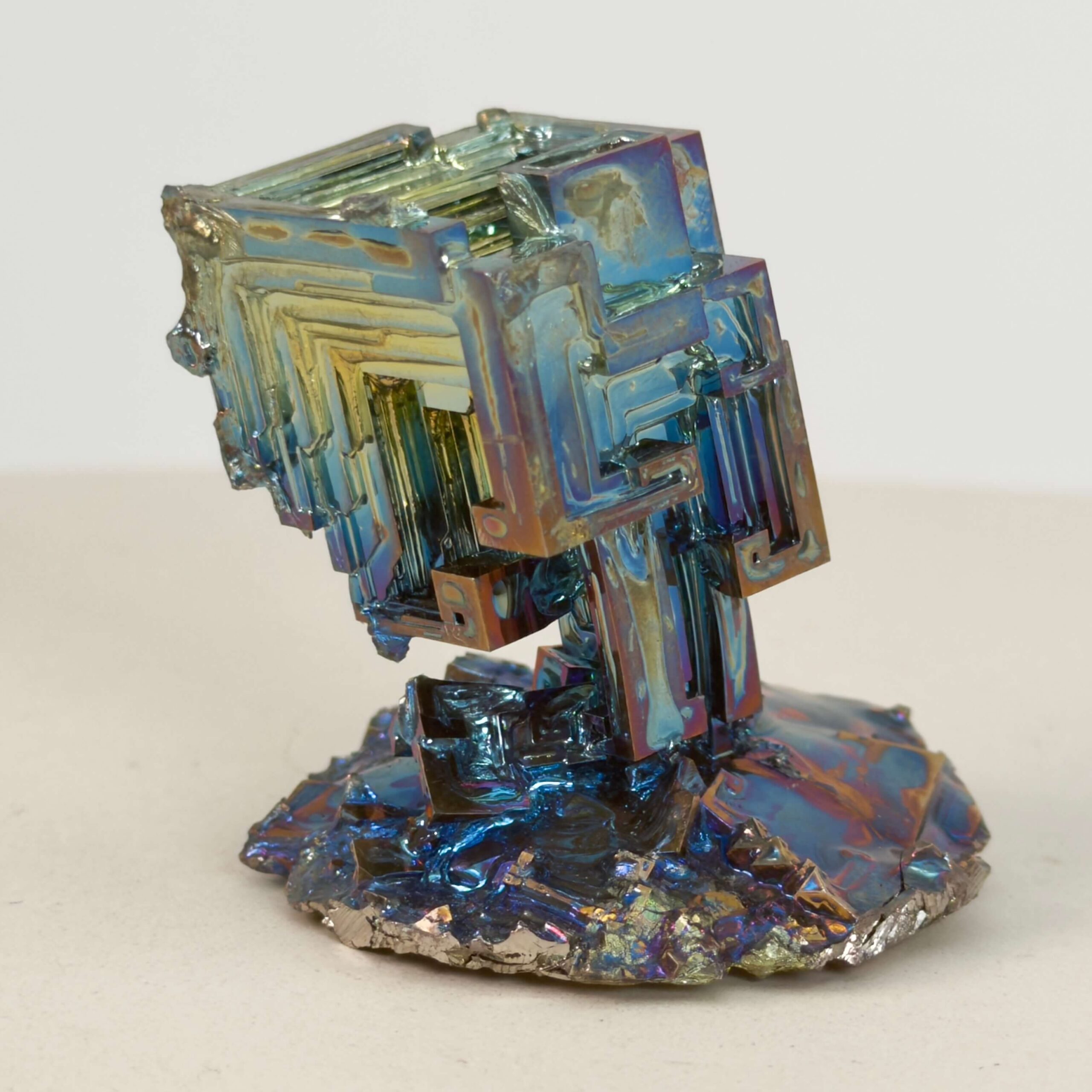 Bismut Rå Krystal Sten på hvid baggrund