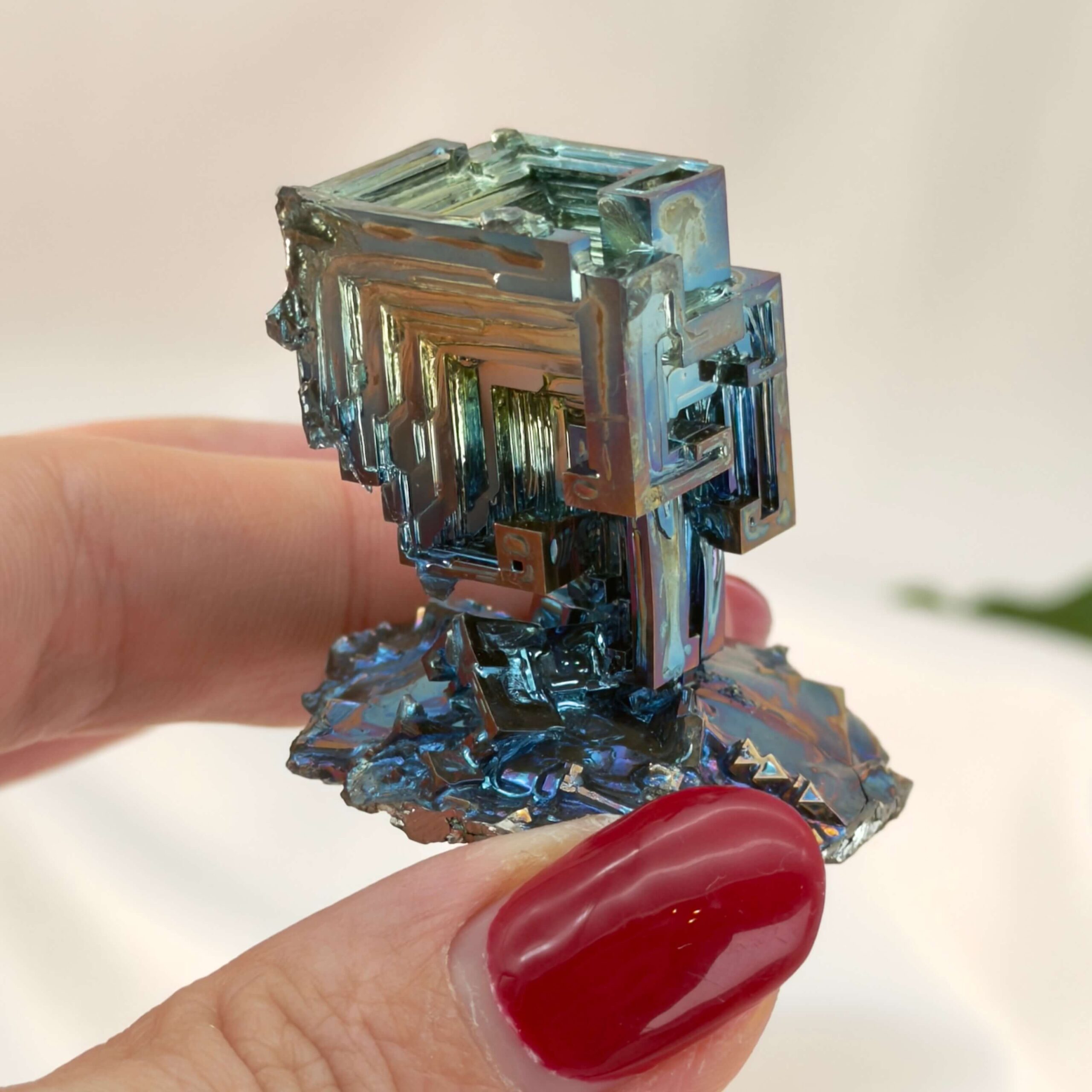 Bismut Rå Krystal Sten i hånd på hvid baggrund