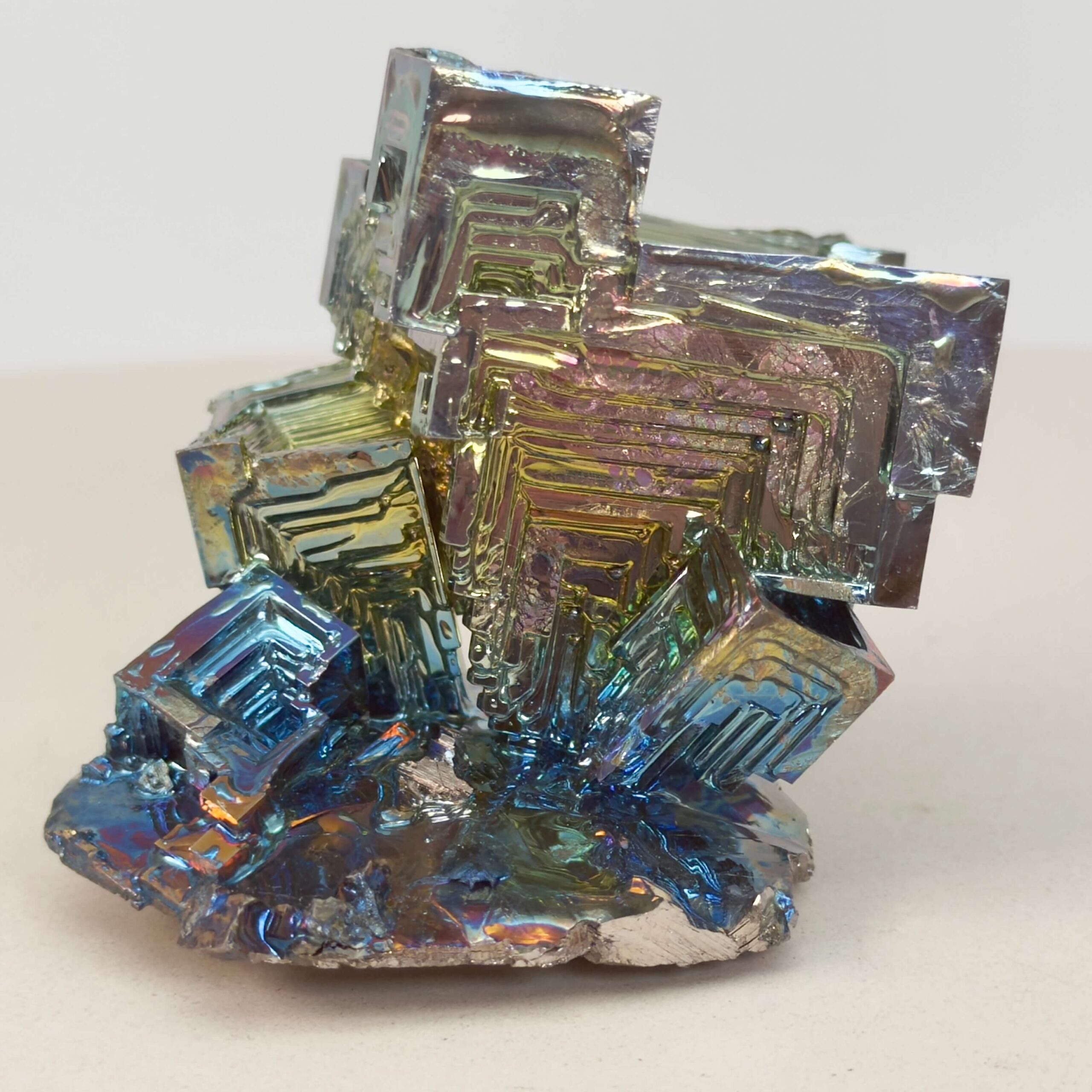 Bismut Rå Krystal Sten på hvid baggrund