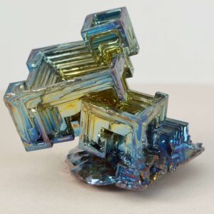 Bismut Rå Krystal Sten på hvid baggrund