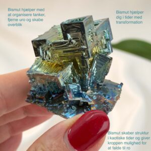 Bismut Rå Krystal Sten i hånd på hvid baggrund med tags