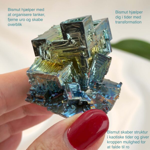 Bismut Rå Krystal Sten i hånd på hvid baggrund med tags