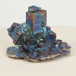 Bismut Rå Krystal Sten på hvid baggrund