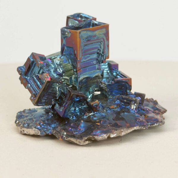 Bismut Rå Krystal Sten på hvid baggrund