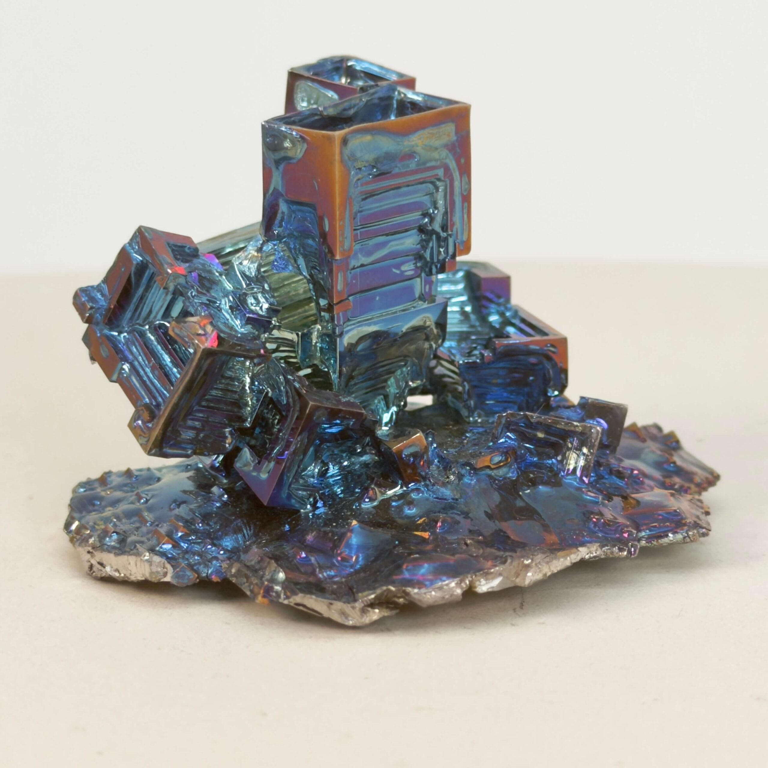 Bismut Rå Krystal Sten på hvid baggrund