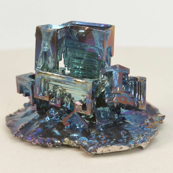 Bismut Rå Krystal Sten på hvid baggrund