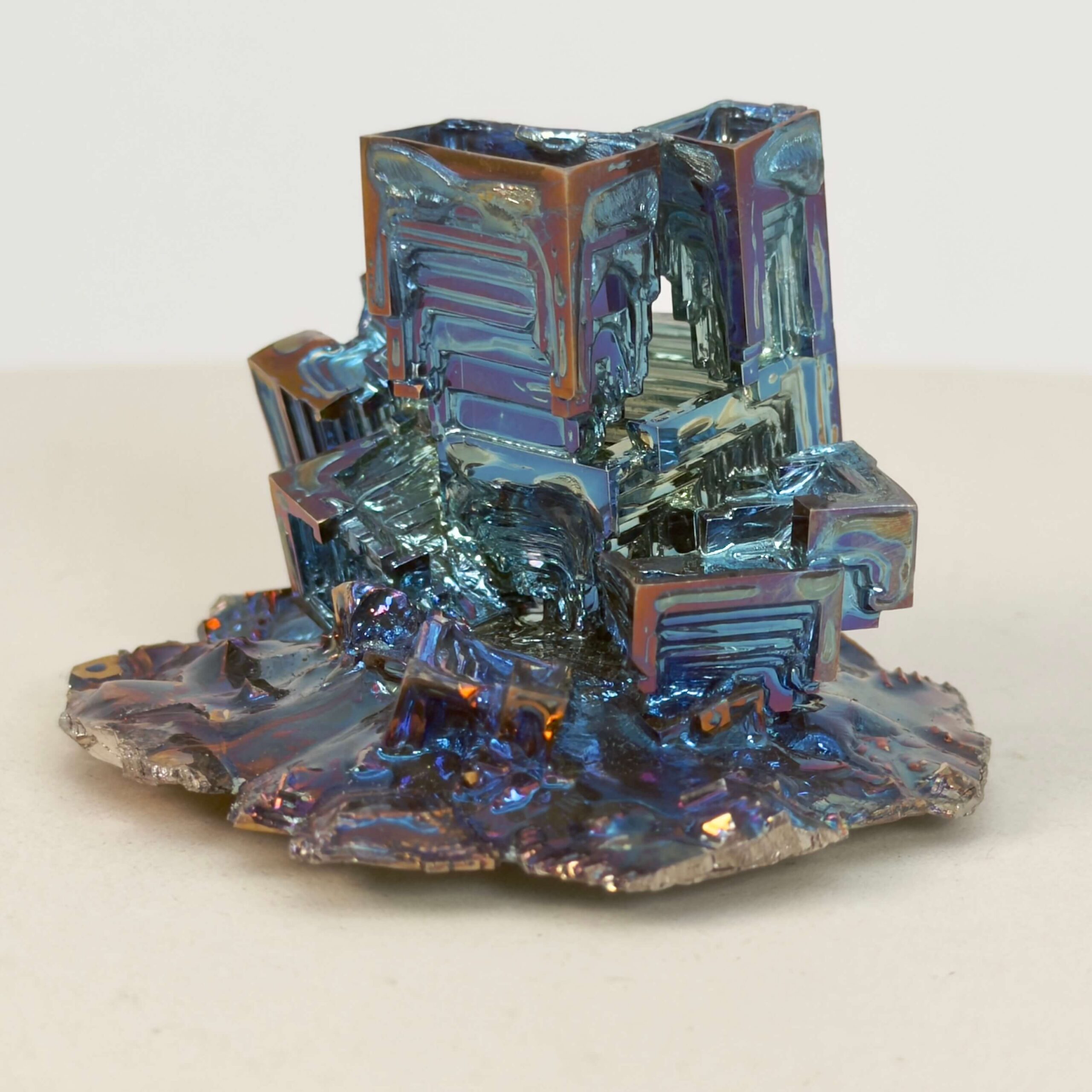 Bismut Rå Krystal Sten på hvid baggrund