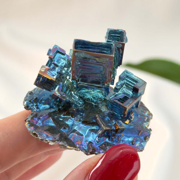 Bismut Rå Krystal Sten i hånd på hvid baggrund