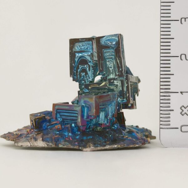 Bismut Rå Krystal Sten med lineal på hvid baggrund