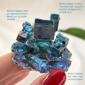 Bismut Rå Krystal Sten i hånd på hvid baggrund med tags