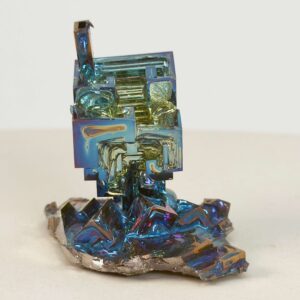 Bismut Rå Krystal Sten på hvid baggrund