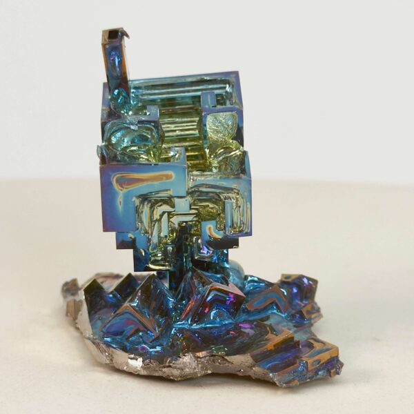 Bismut Rå Krystal Sten på hvid baggrund