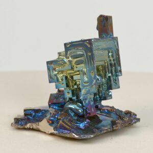 Bismut Rå Krystal Sten på hvid baggrund