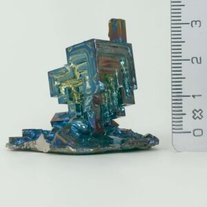 Bismut Rå Krystal Sten med lineal på hvid baggrund