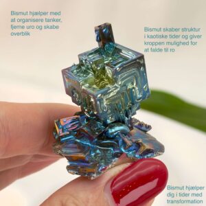 Bismut Rå Krystal Sten i hånd på hvid baggrund med tags