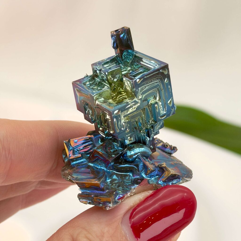 Krystaller og deres betydning 5 Ametyst Premium Klynge i dybe lilla nuancer kendt som en krystal der forbindes med ro, klarhed og spirituel balance.