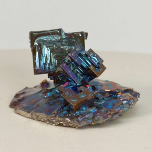 Bismut Rå Krystal Sten på hvid baggrund