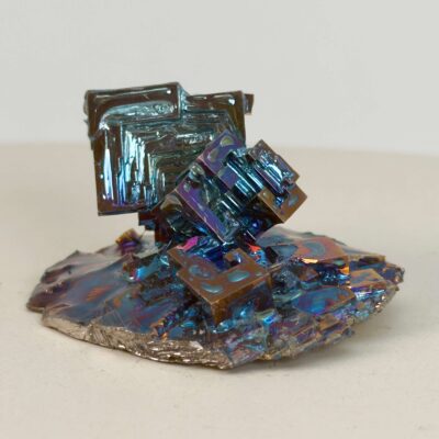 Bismut Rå Krystal Sten på hvid baggrund