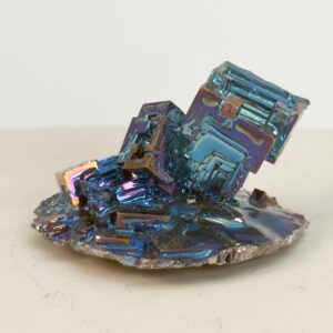 Bismut Rå Krystal Sten på hvid baggrund