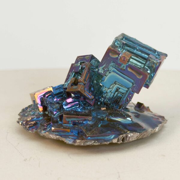 Bismut Rå Krystal Sten på hvid baggrund