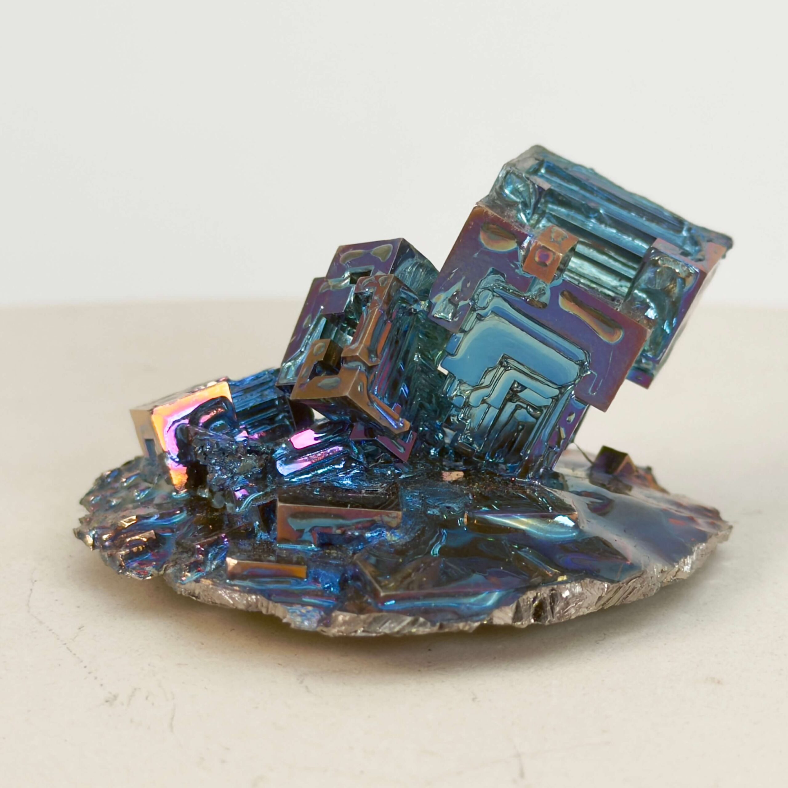 Bismut Rå Krystal Sten på hvid baggrund