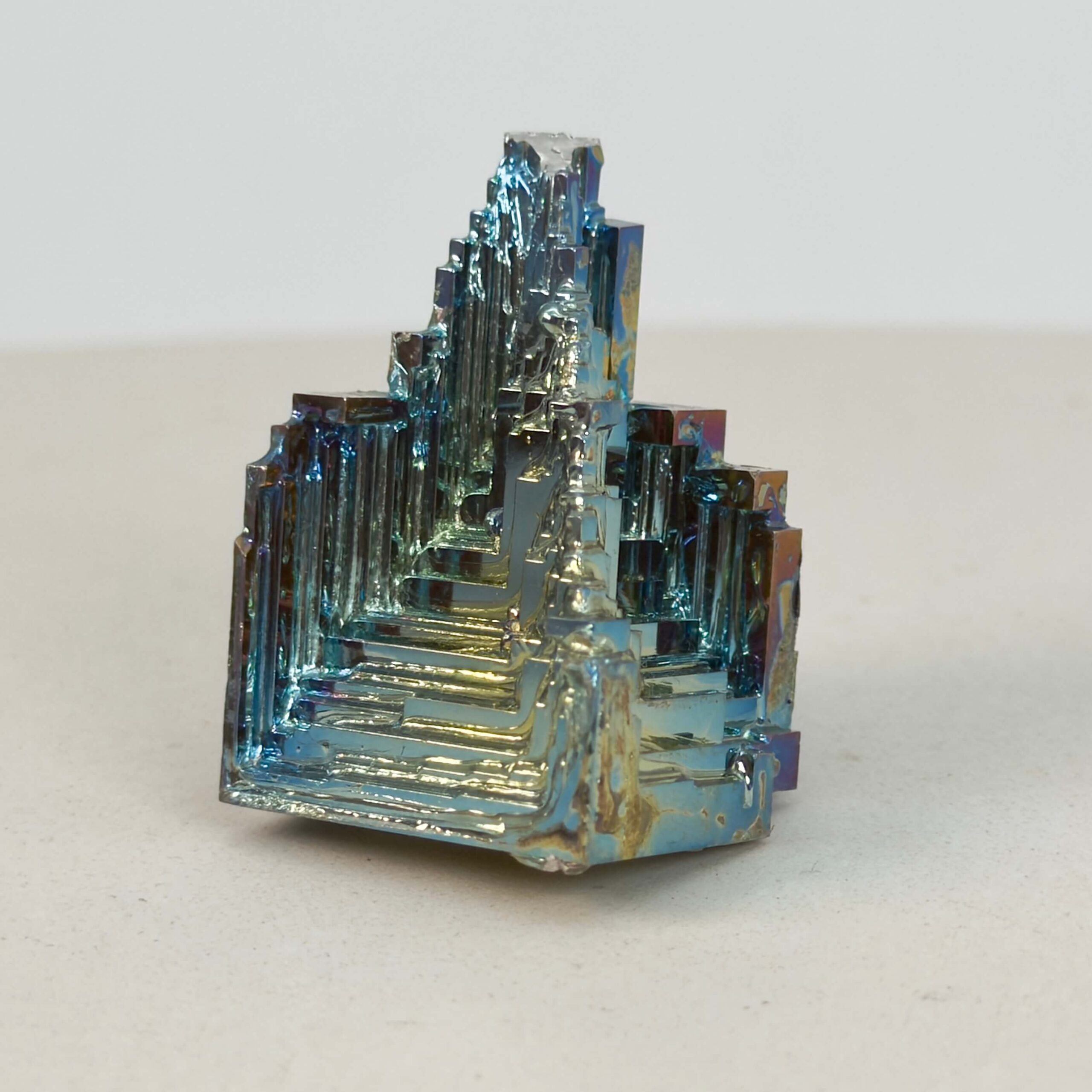 Bismut Rå Krystal Sten på hvid baggrund