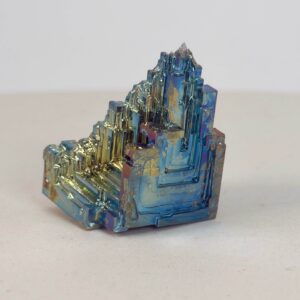 Bismut Rå Krystal Sten på hvid baggrund