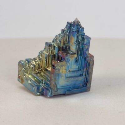 Bismut Rå Krystal Sten på hvid baggrund